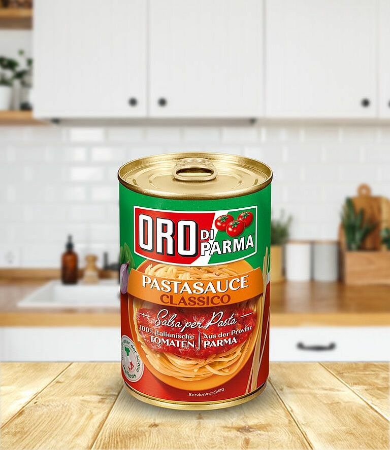 Eine Dose Pastasauce classico von ORO di Parma steht auf einem Holztisch in einer Küche.