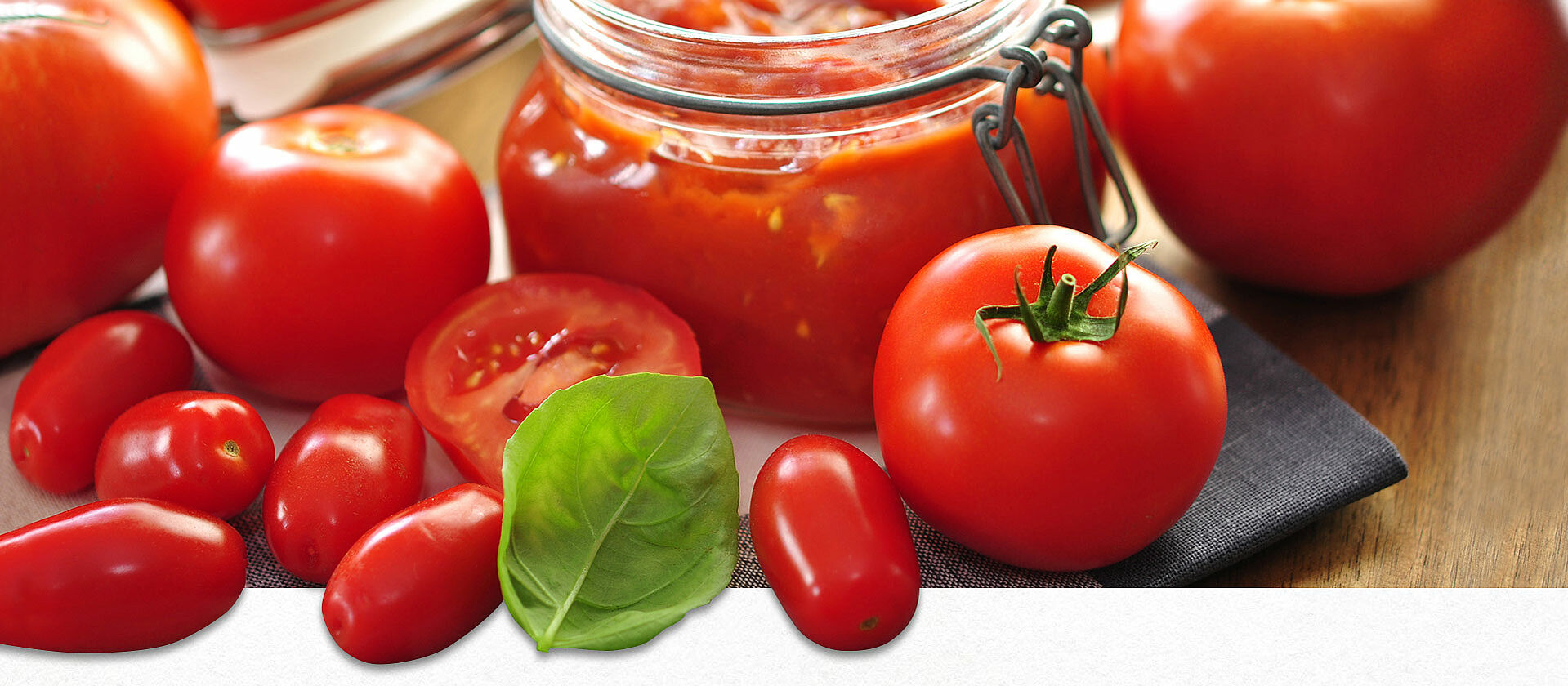 Fruchtiger Tomaten-Dip im Glas und frische Tomaten