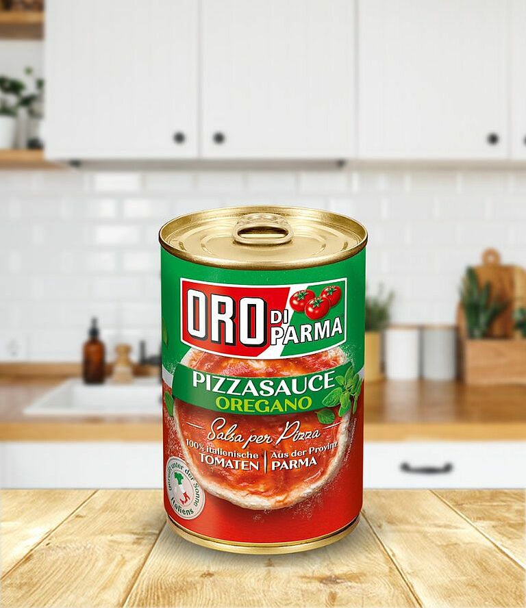 Eine Dose Pizzasauce mit Oregano von ORO di Parma steht auf einem Holztisch in einer Küche.