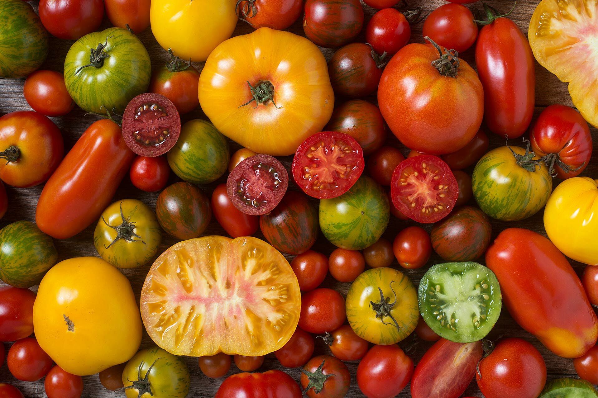 Verschiedene Tomatensorten in verschiedenen Farben und Formen