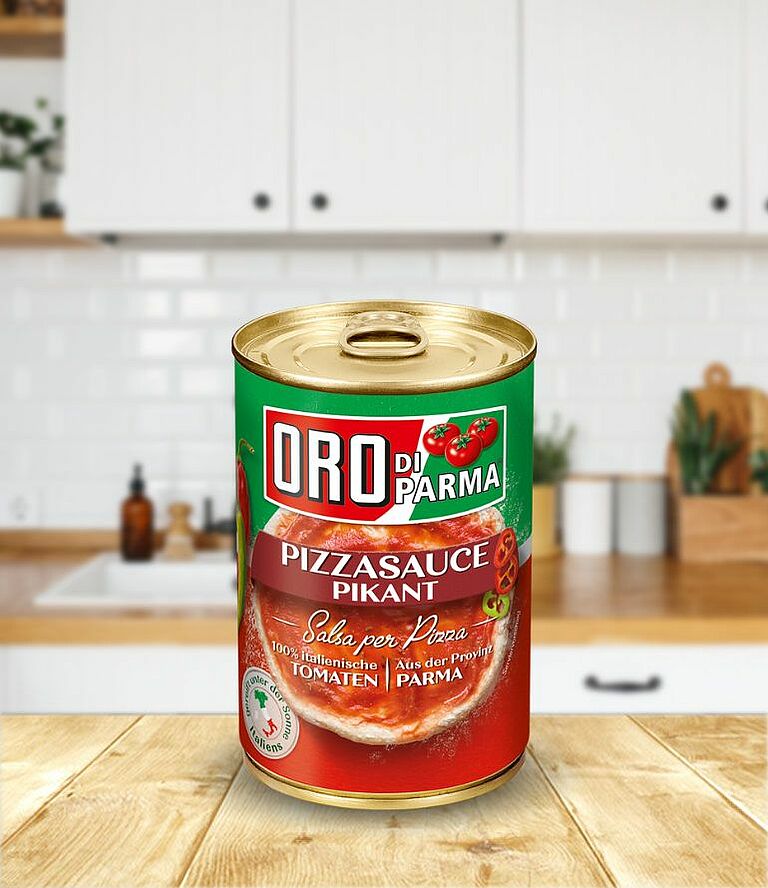 Eine Dose Pizzasauce pikant von ORO di Parma steht in einer Küche. 